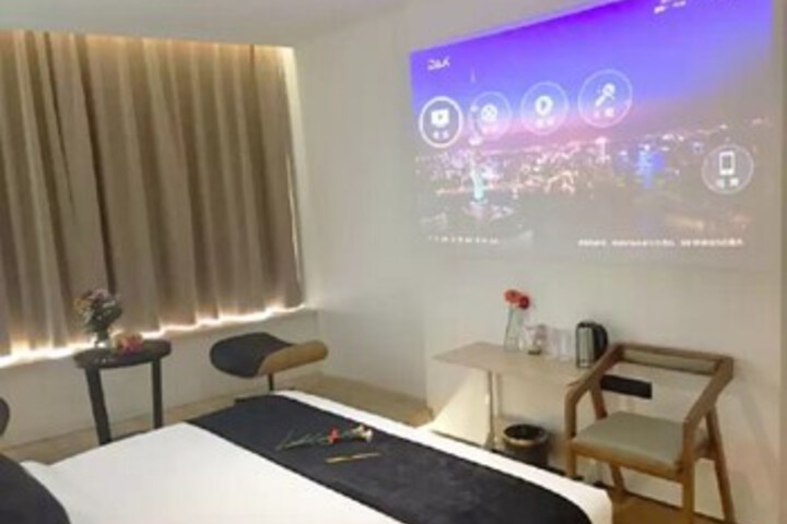 Room 4 of 9