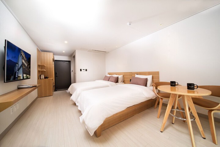 Room 9 of 38