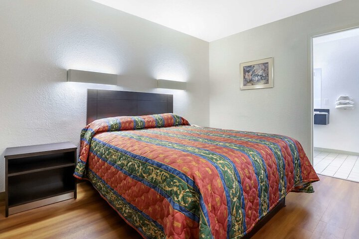 Queen Bed Accessible (4 of 14)