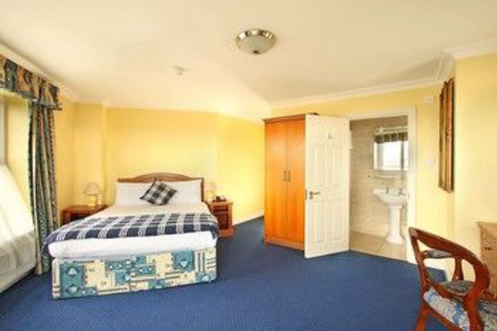 Room 9 of 32