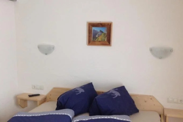 Room 5 of 18