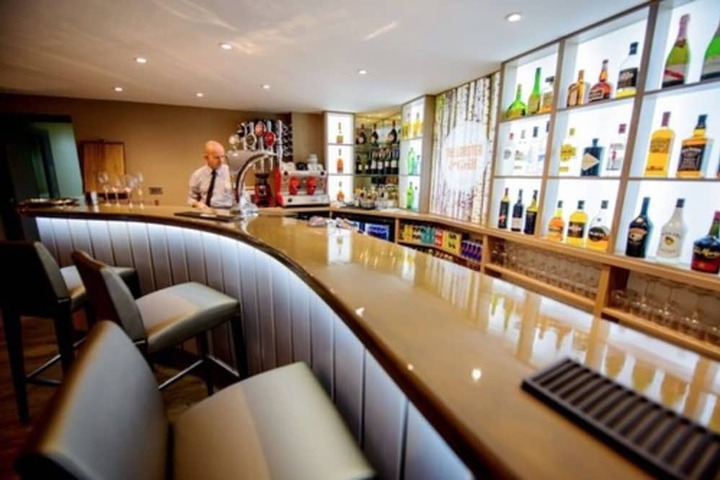 Lounge 62 of 73