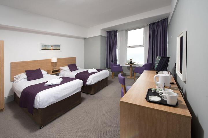 Room 2 of 76
