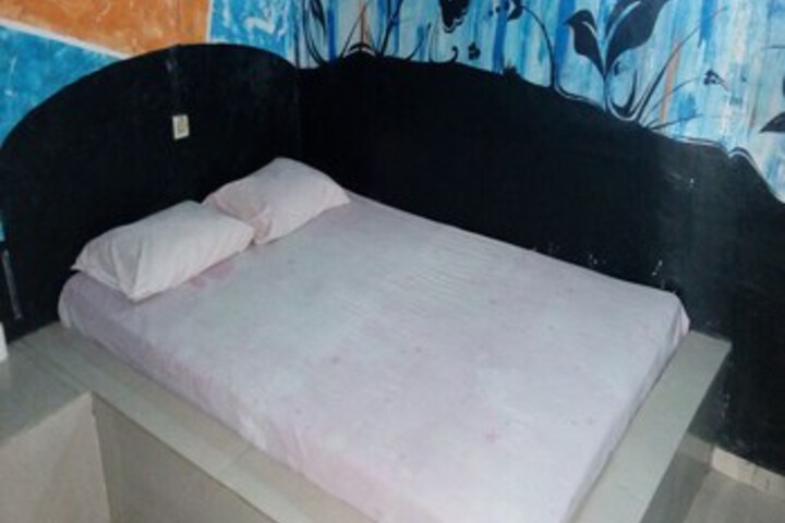 Room 9 of 12