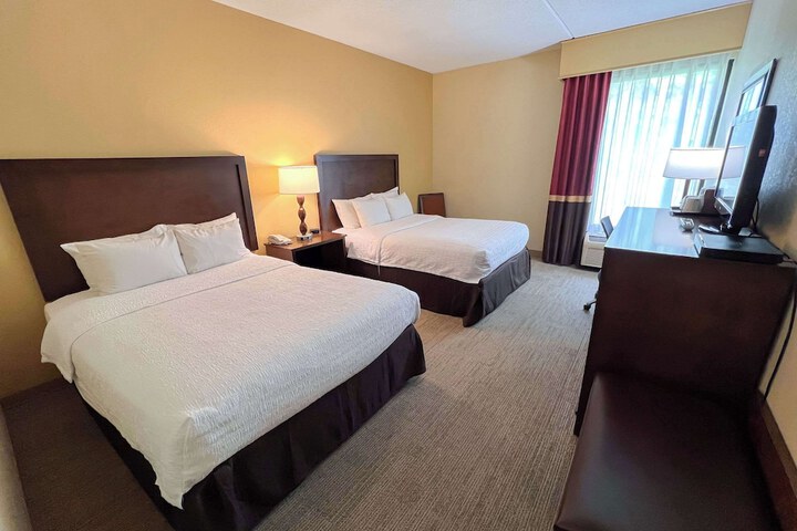 1 Queen Bed Accessible (9 of 18)