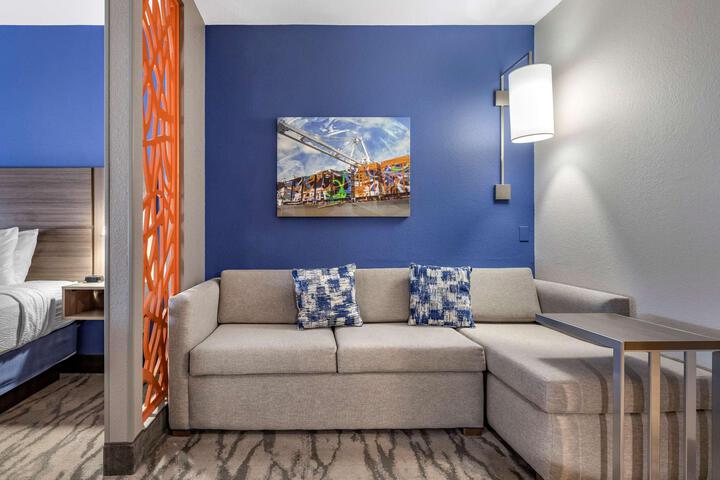Suite 1 King Bed Microwave and Refrigerator WiFi Full Breakfast (2 of 5)