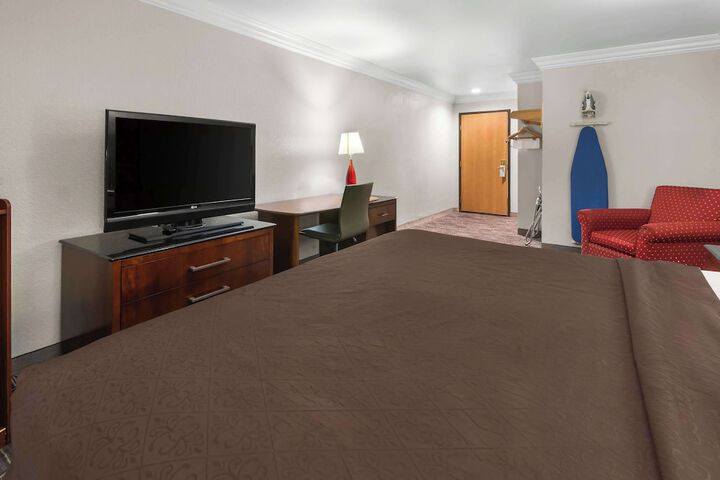 1 King Bed Microwave and Refrigerator Full Breakfast (11 of 19)