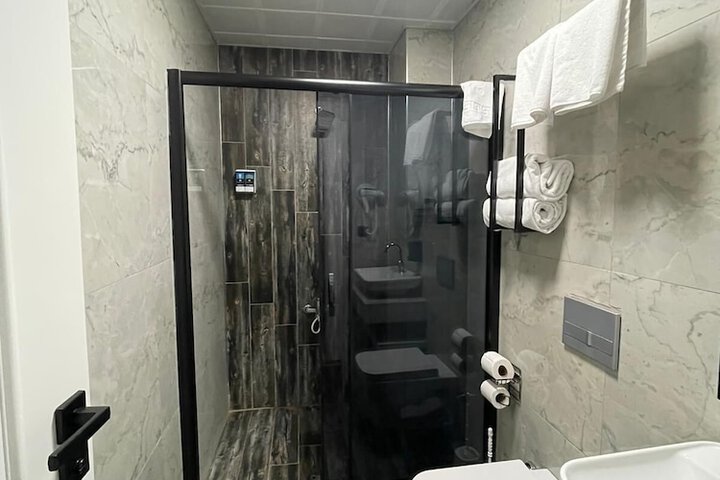 Room 6 of 8