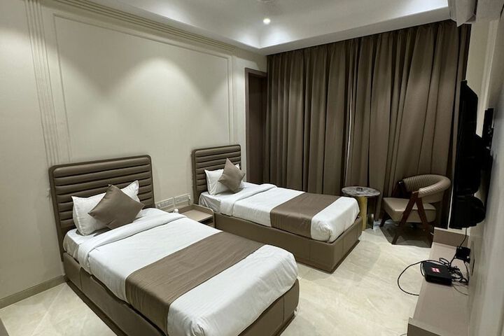 Room 6 of 12