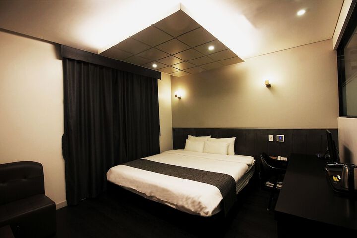 Room 12 of 74