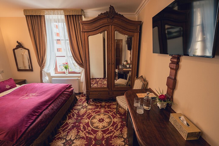 Room 7 of 90