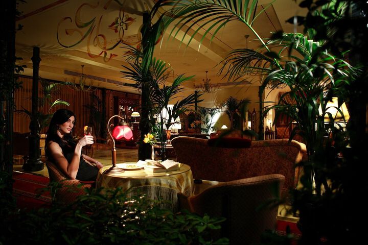 Lounge 32 of 51