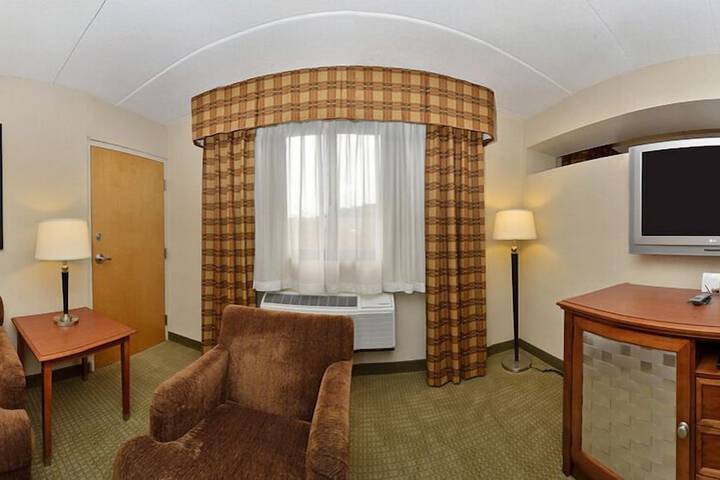 1 King Bed Accessible (12 of 17)