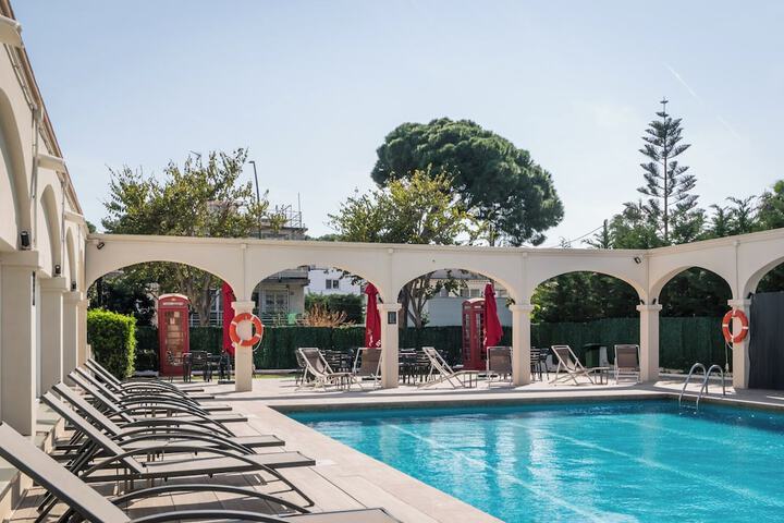 Hotel Pool