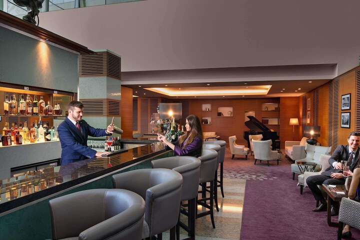 Lounge 105 of 126