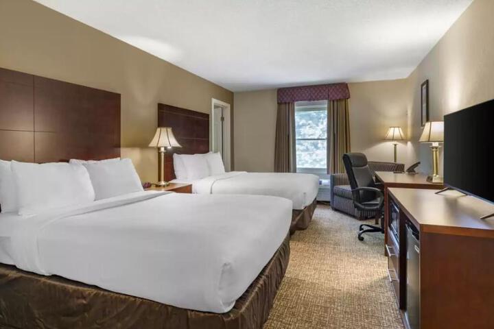 2 Queen Beds