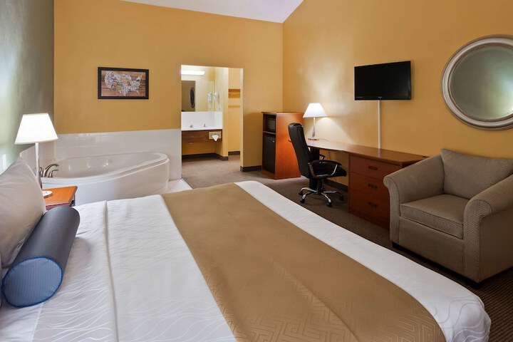 1 King Bed Microwave and Refrigerator WiFi Continental Breakfast (11 of 19)