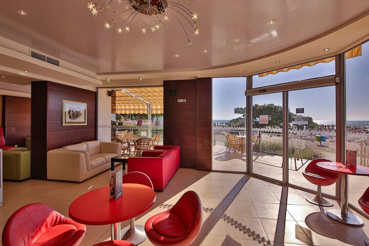 Lounge 55 of 69