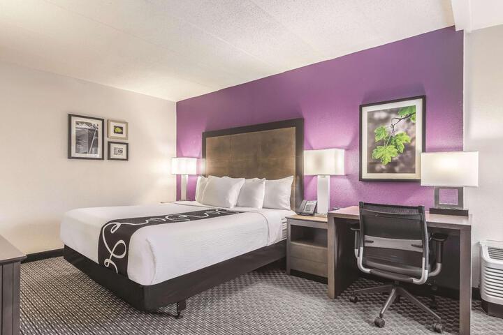 1 Queen Bed Deluxe (12 of 18)