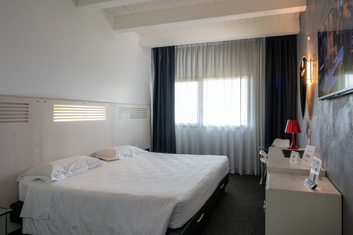 Room 18 of 37
