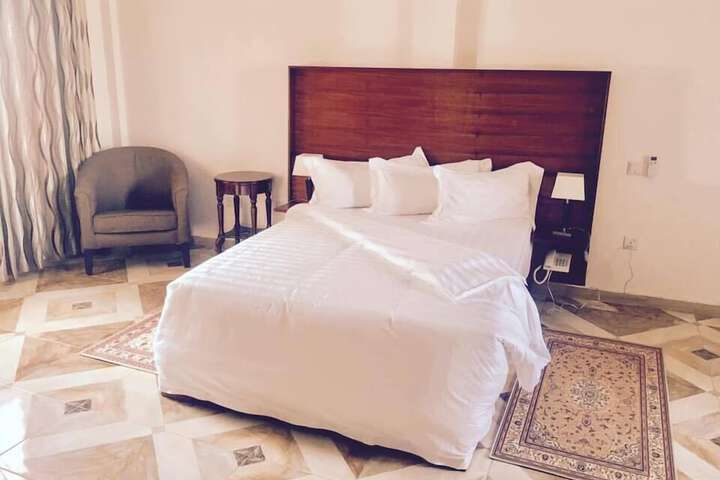 Room 6 of 100