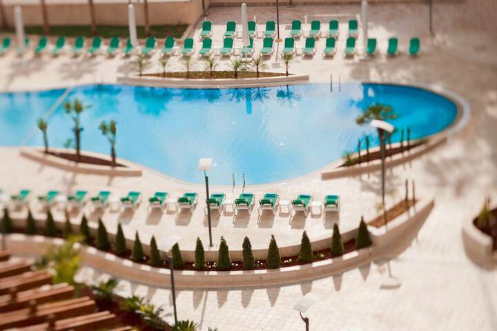 Pool 32 of 64
