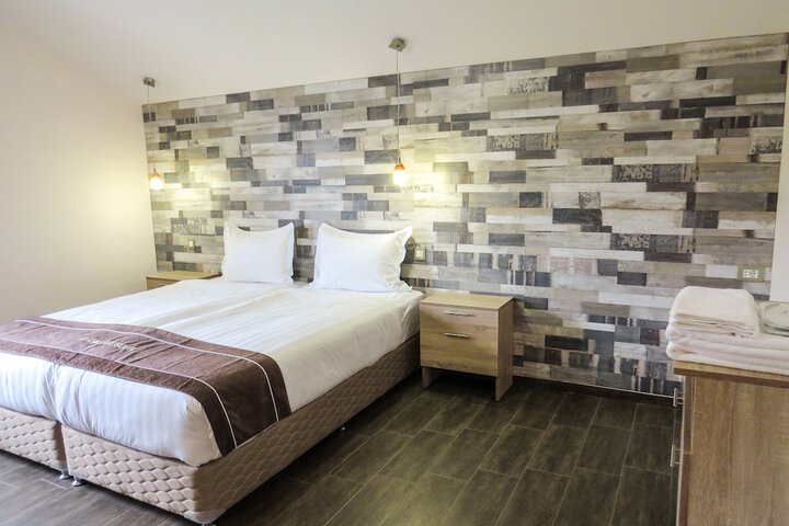 Room 10 of 196