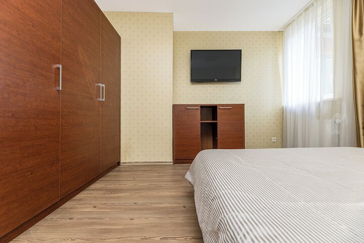 Room 42 of 214