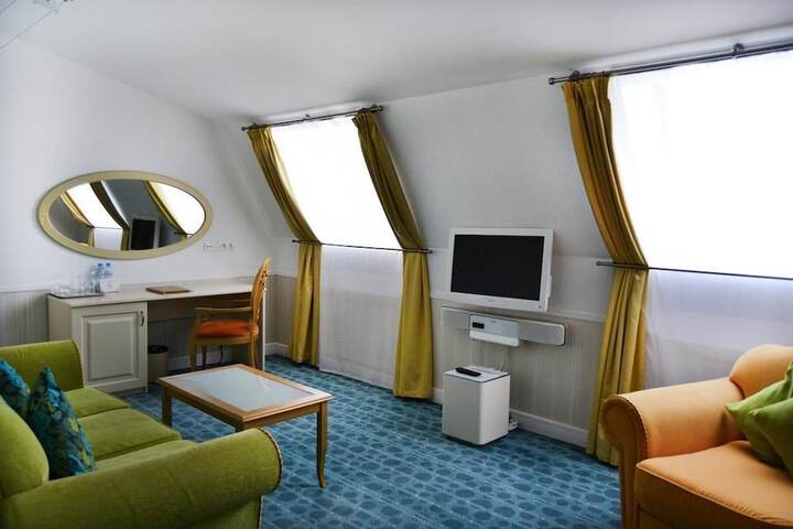 Room 8 of 90