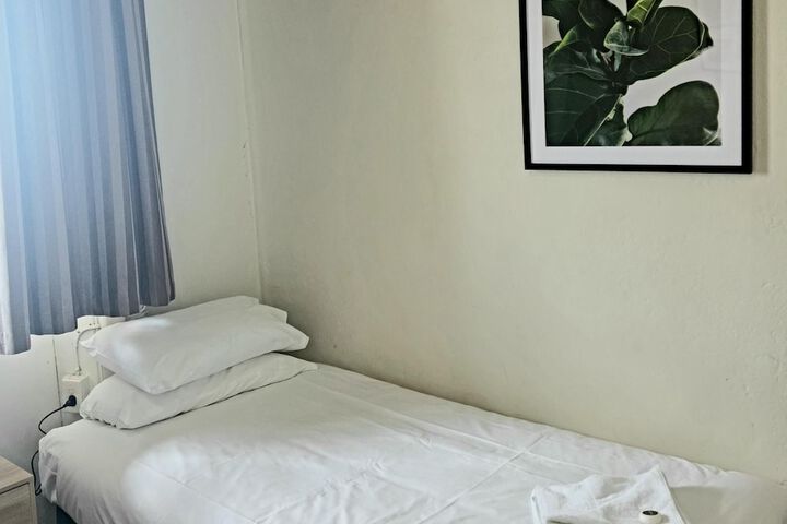 Room 4 of 28