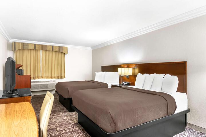 2 Queen Beds Microwave and Refrigerator Full Breakfast (2 of 15)