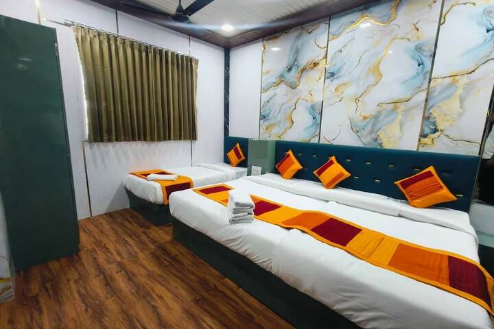 Room 13 of 20