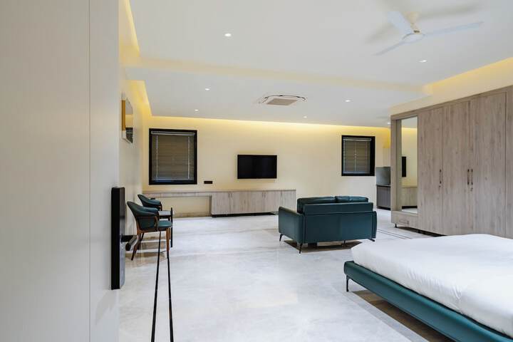 Room 8 of 9