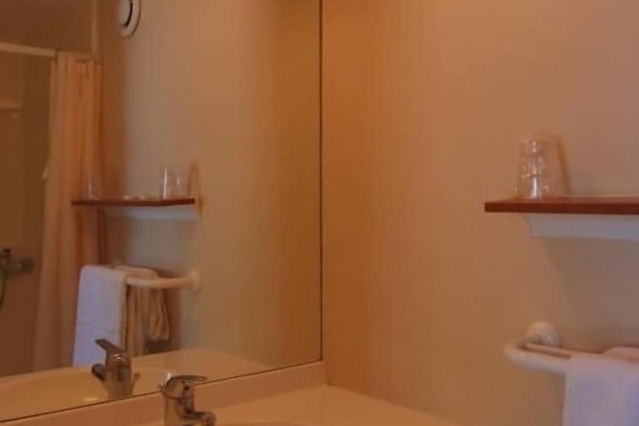 Room 6 of 13
