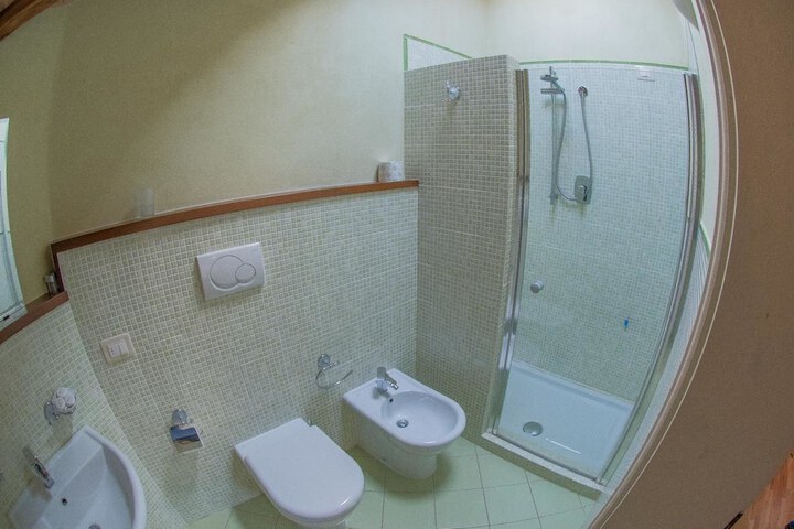 Room 6 of 13