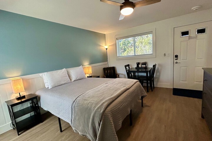 1 Queen Bed (4 of 7)