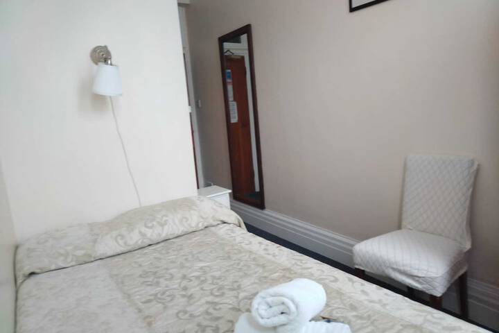 Room 44 of 283