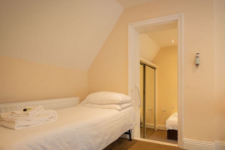Room 25 of 124
