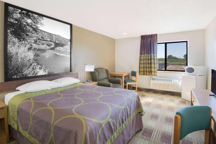 1 King Bed (4 of 13)