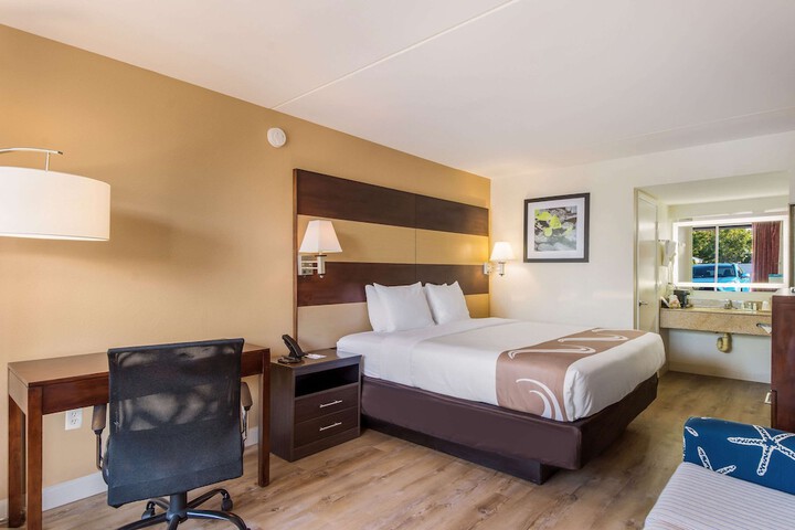 1 King Bed (14 of 15)