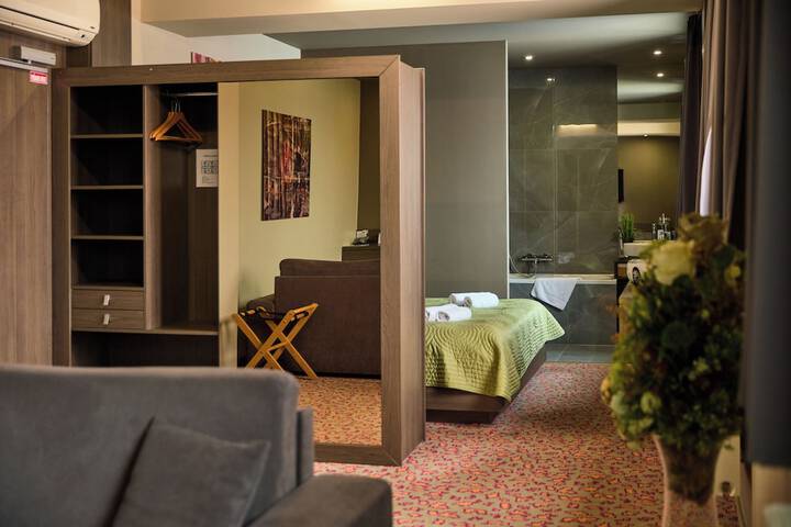 Room 32 of 96