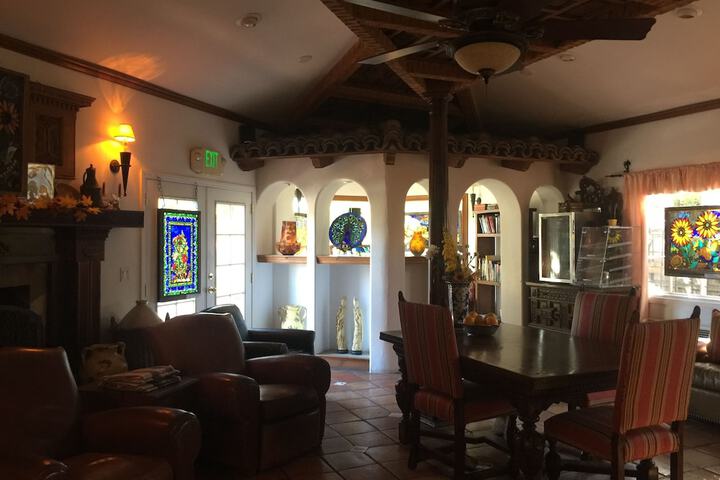 Lobby lounge