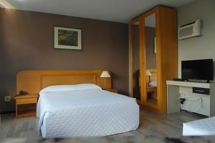 Room 6 of 28