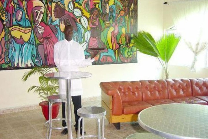 Lounge 16 of 21