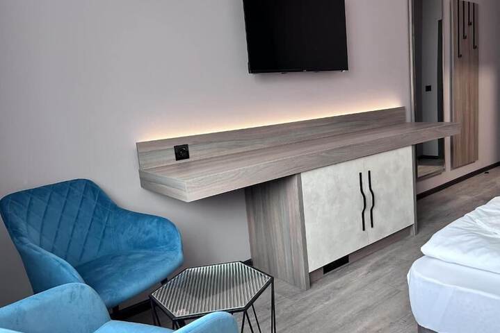 Room 2 of 10