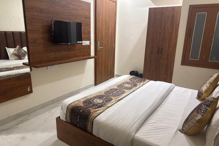 Room 5 of 9