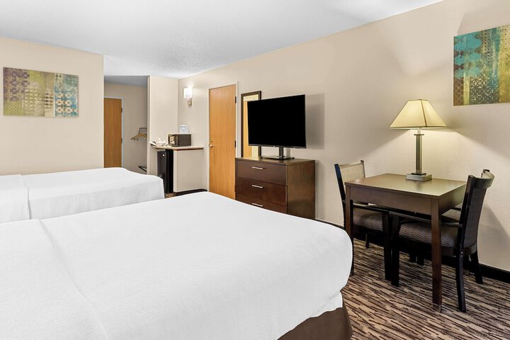 1 Queen Bed Shower Microwave and Refrigerator Flat Screen Television High Speed Internet Accessible Full Breakfast (2 of 20)