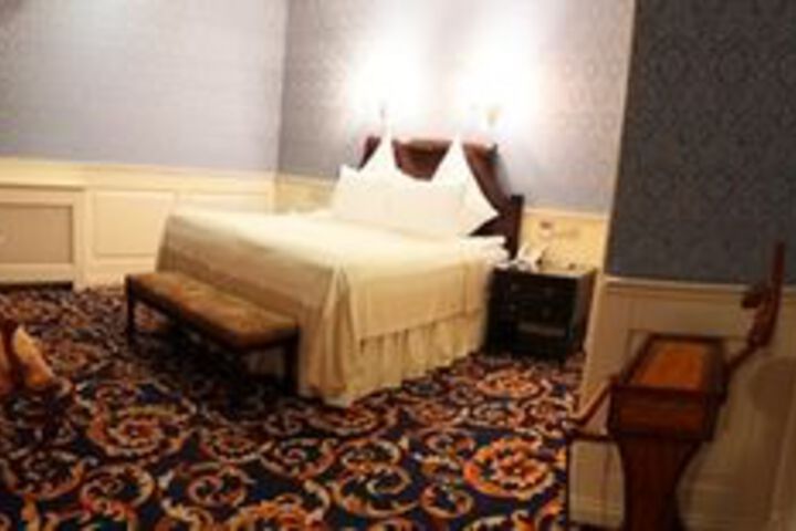 Room 7 of 16