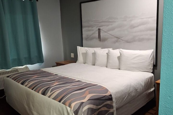 Basic King Bed (2 of 8)