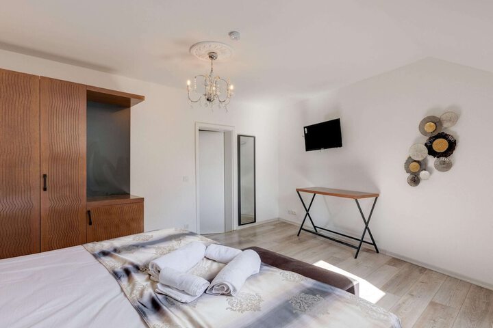 Room 7 of 34